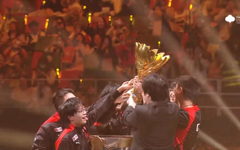 rookie ：第一把决策不太好；和老队友打的话正常交流